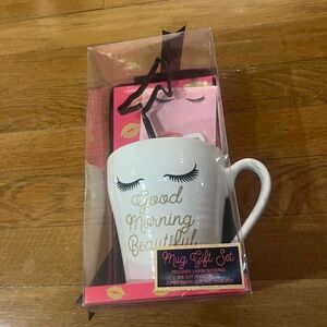 NEW WITH TAGS AND UNOPENED White and Gold Eyelashes Mug Gift Set